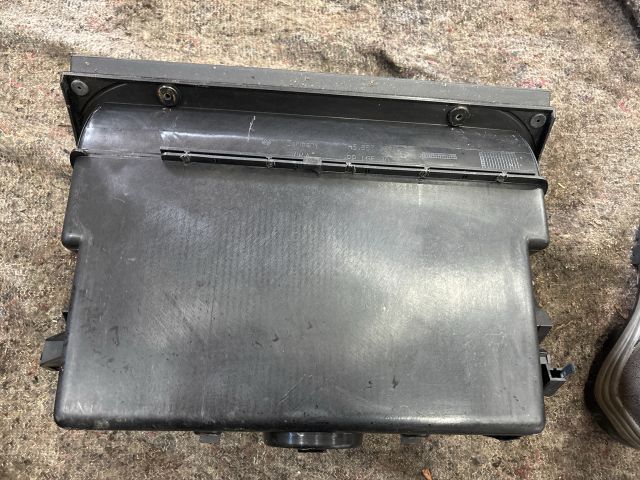 bontott VW MULTIVAN Kesztyűtartó