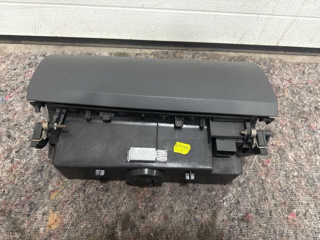 bontott VW MULTIVAN Kesztyűtartó