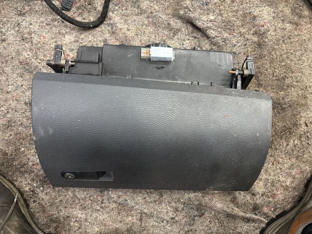 bontott VW MULTIVAN Kesztyűtartó