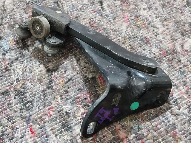 bontott VW MULTIVAN Tolóajtó Sín Görgő