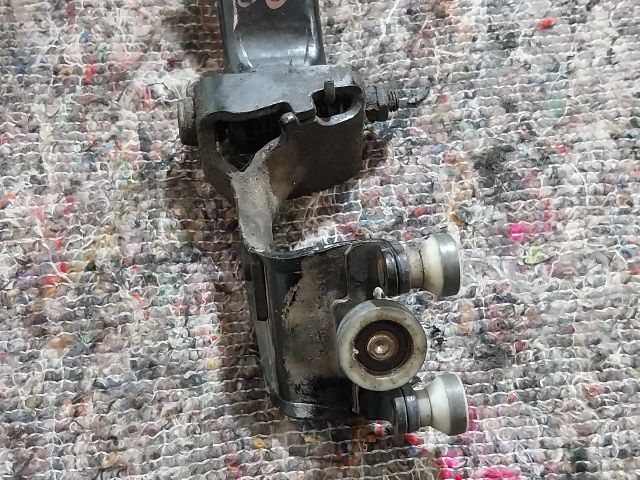 bontott VW MULTIVAN Tolóajtó Sín Görgő