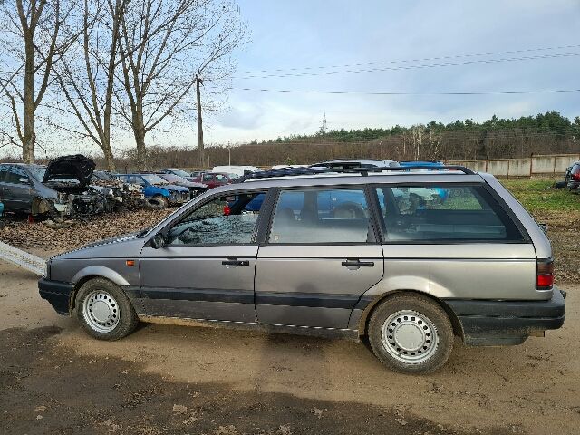 bontott VW PASSAT B3 B4 Jobb első Dobbetét (Kerékjárati, Műanyag)