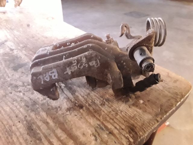 bontott VW PASSAT B5 Bal hátsó Féknyereg Munkahengerrel