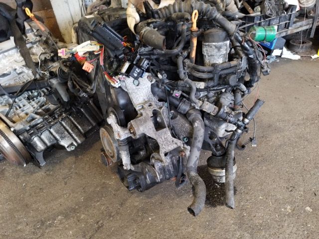 bontott VW PASSAT B5 Motor (Fűzött blokk hengerfejjel)