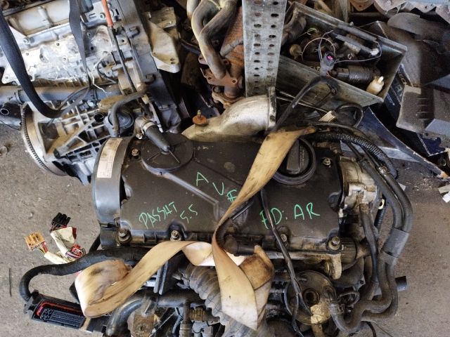 bontott VW PASSAT B5 Motor (Fűzött blokk hengerfejjel)