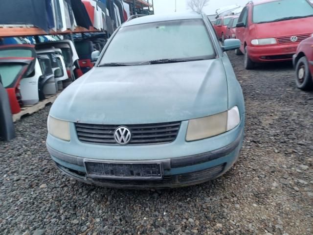 bontott VW PASSAT B5 Motor (Fűzött blokk hengerfejjel)