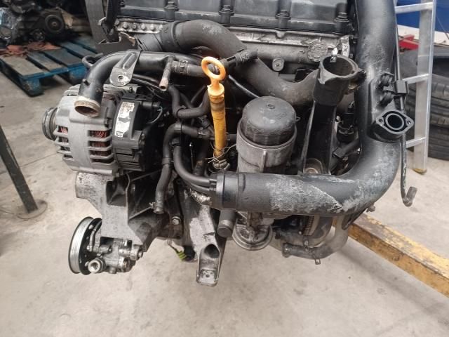 bontott VW PASSAT B5 Motor (Fűzött blokk hengerfejjel)