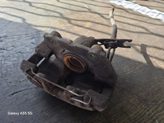 bontott VW PASSAT B5 Bal első Féknyereg Munkahengerrel