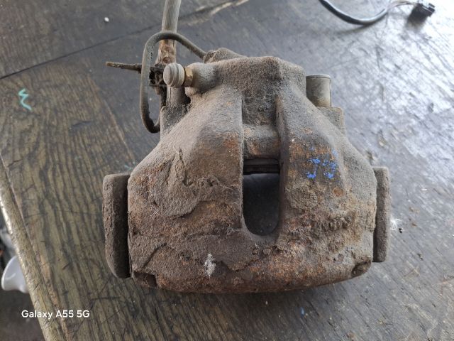 bontott VW PASSAT B5 Bal első Féknyereg Munkahengerrel