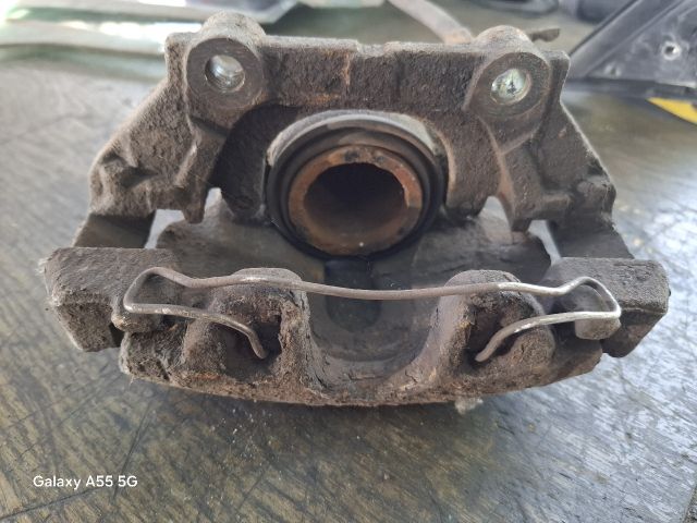 bontott VW PASSAT B5 Bal első Féknyereg Munkahengerrel