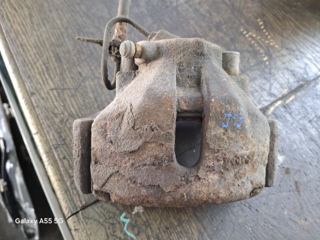 bontott VW PASSAT B5 Bal első Féknyereg Munkahengerrel