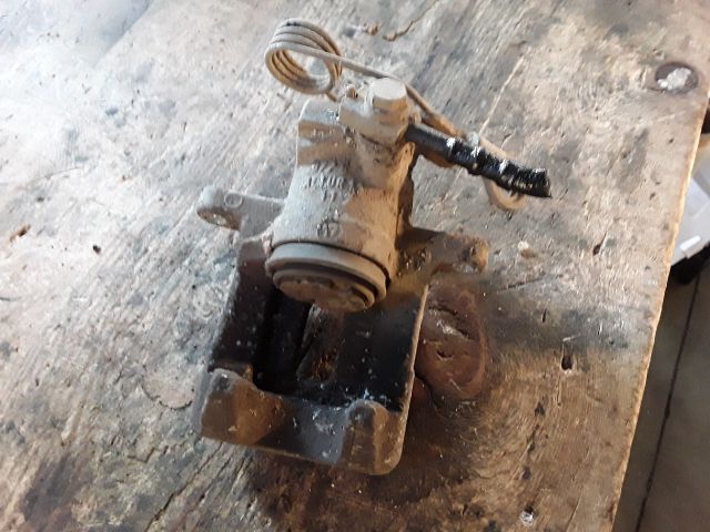 bontott VW PASSAT B5 Bal hátsó Féknyereg Munkahengerrel