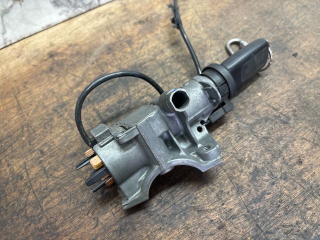 bontott VW PASSAT B5 Gyújtáskapcsoló Házzal