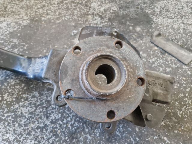 bontott VW PASSAT B5 Jobb első Csonkállvány Kerékaggyal