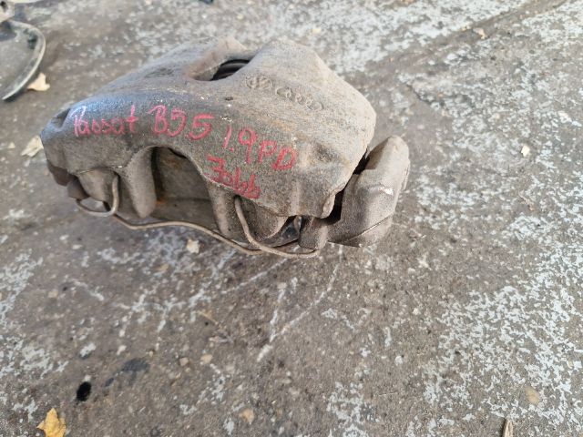 bontott VW PASSAT B5 Jobb első Féknyereg Munkahengerrel