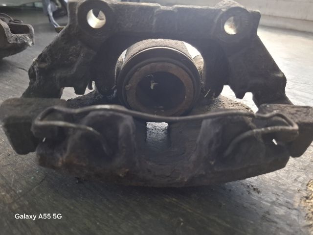 bontott VW PASSAT B5 Jobb első Féknyereg Munkahengerrel