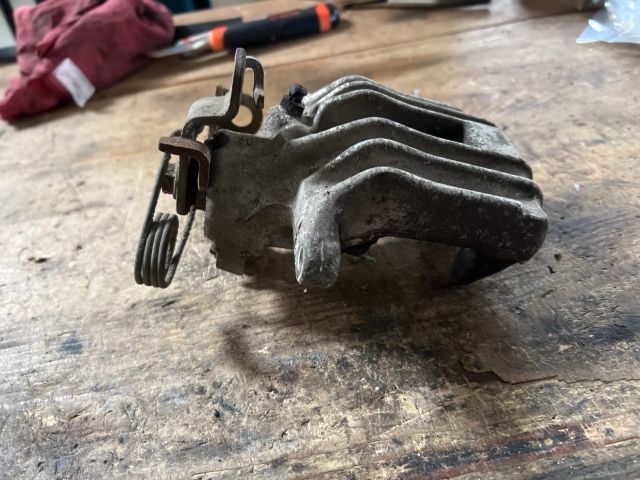 bontott VW PASSAT B5 Jobb hátsó Féknyereg Munkahengerrel