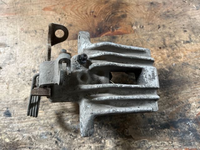 bontott VW PASSAT B5 Jobb hátsó Féknyereg Munkahengerrel