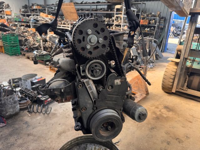 bontott VW PASSAT B5 Motor (Fűzött blokk hengerfejjel)