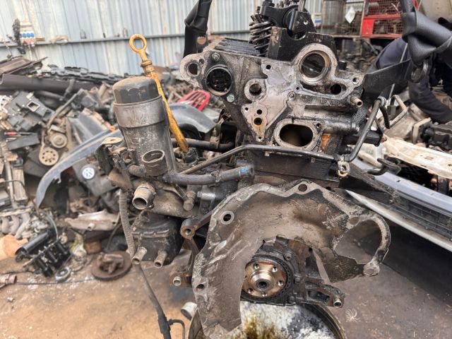 bontott VW PASSAT B5 Motor (Fűzött blokk hengerfejjel)