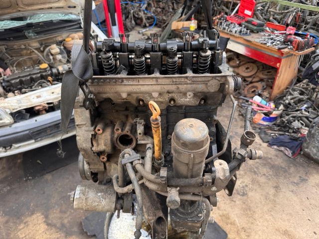 bontott VW PASSAT B5 Motor (Fűzött blokk hengerfejjel)