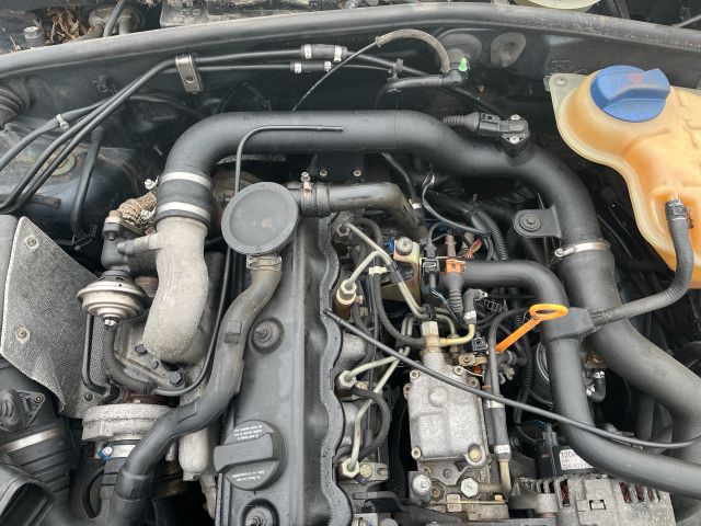 bontott VW PASSAT B5 Motor (Fűzött blokk hengerfejjel)