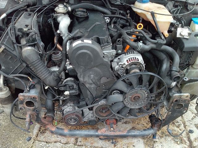 bontott VW PASSAT B5 Motor (Fűzött blokk hengerfejjel)