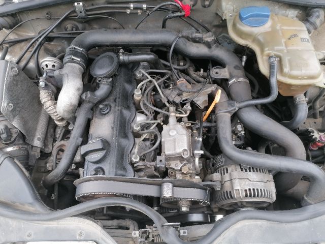 bontott VW PASSAT B5 Motor (Fűzött blokk hengerfejjel)