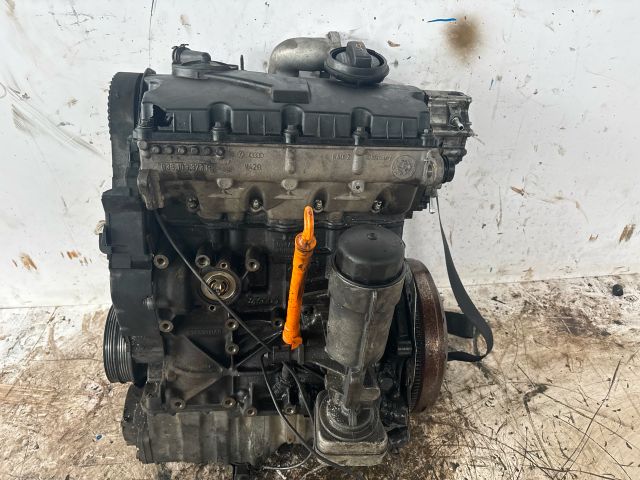 bontott VW PASSAT B5 Motor (Fűzött blokk hengerfejjel)