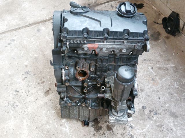 bontott VW PASSAT B5 Motor (Fűzött blokk hengerfejjel)