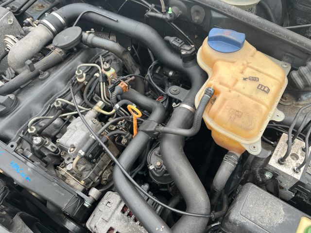 bontott VW PASSAT B5 Motor (Fűzött blokk hengerfejjel)