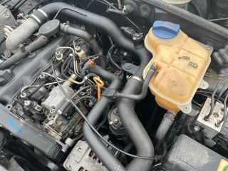 bontott VW PASSAT B5 Motor (Fűzött blokk hengerfejjel)
