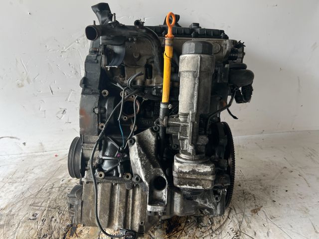 bontott VW PASSAT B5 Motor (Fűzött blokk hengerfejjel)