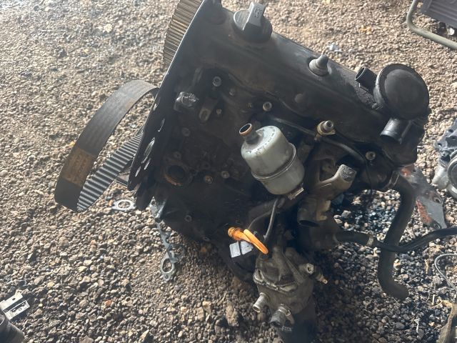 bontott VW PASSAT B5 Motor (Fűzött blokk hengerfejjel)