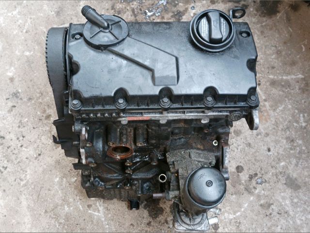 bontott VW PASSAT B5 Motor (Fűzött blokk hengerfejjel)