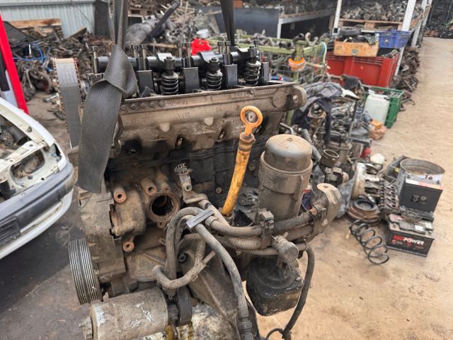 bontott VW PASSAT B5 Motor (Fűzött blokk hengerfejjel)