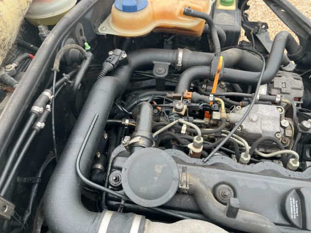 bontott VW PASSAT B5 Motor (Fűzött blokk hengerfejjel)