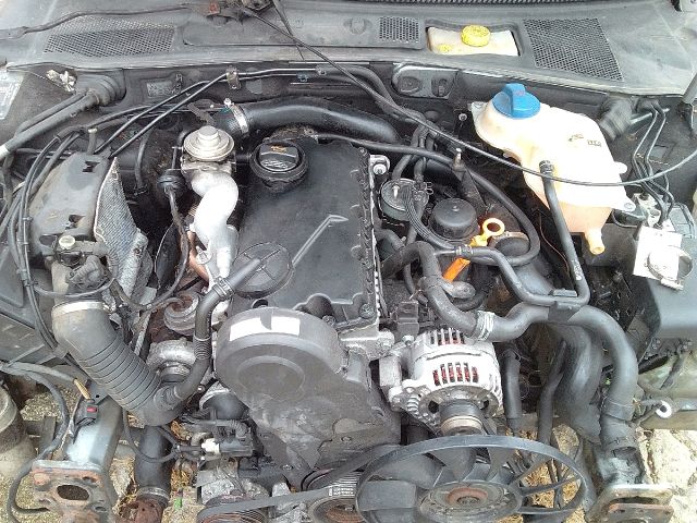 bontott VW PASSAT B5 Motor (Fűzött blokk hengerfejjel)