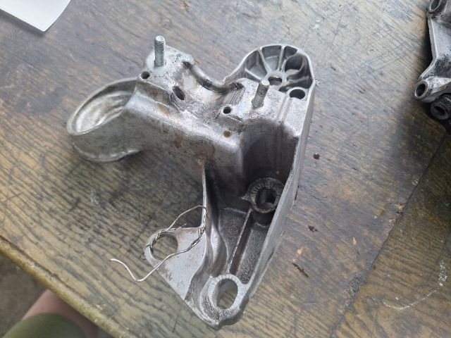 bontott VW PASSAT B5 Motor Tartó Bak (Fém)