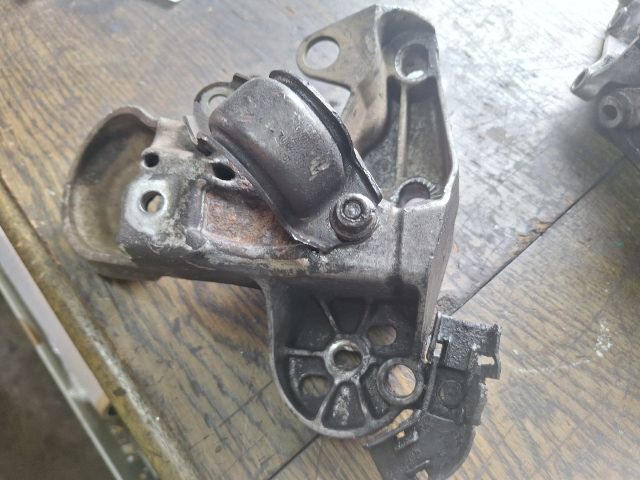 bontott VW PASSAT B5 Motor Tartó Bak (Fém)