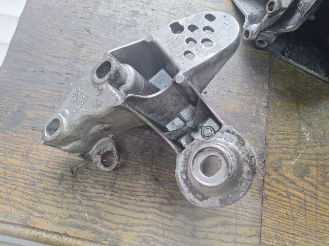 bontott VW PASSAT B5 Motor Tartó Bak (Fém)