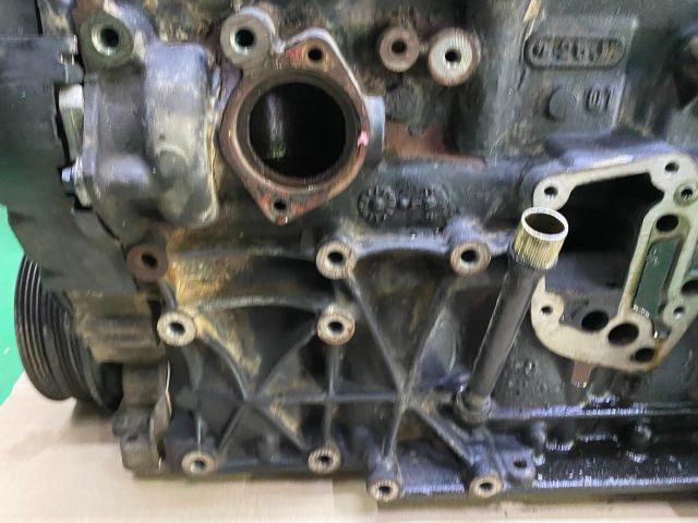 bontott VW PASSAT B5 Motor (Fűzött blokk hengerfejjel)
