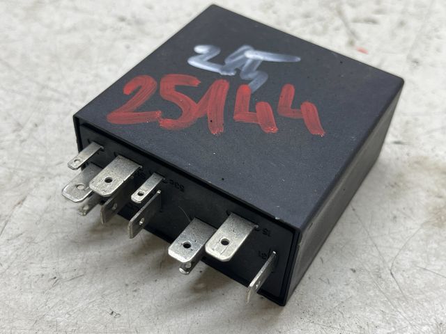 bontott VW PASSAT B5 Ablaktörlő Relé