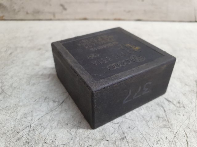 bontott VW PASSAT B5 Ablaktörlő Relé