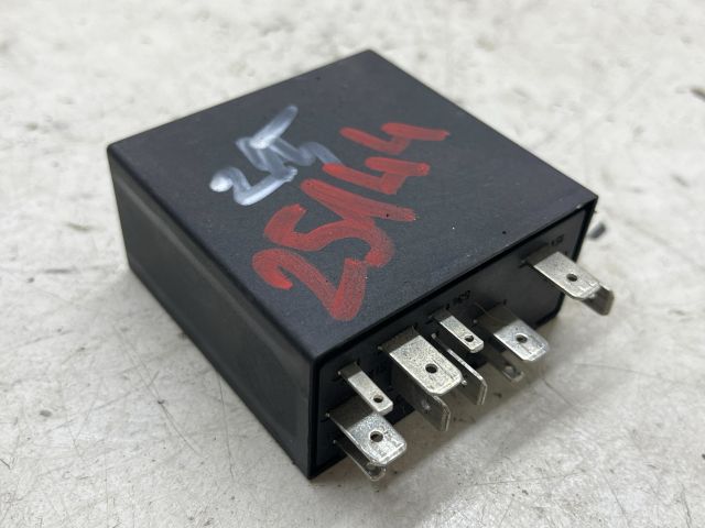 bontott VW PASSAT B5 Ablaktörlő Relé