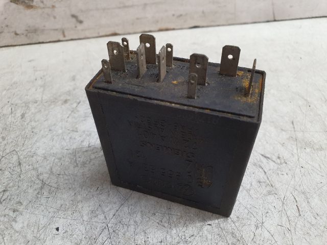 bontott VW PASSAT B5 Ablaktörlő Relé