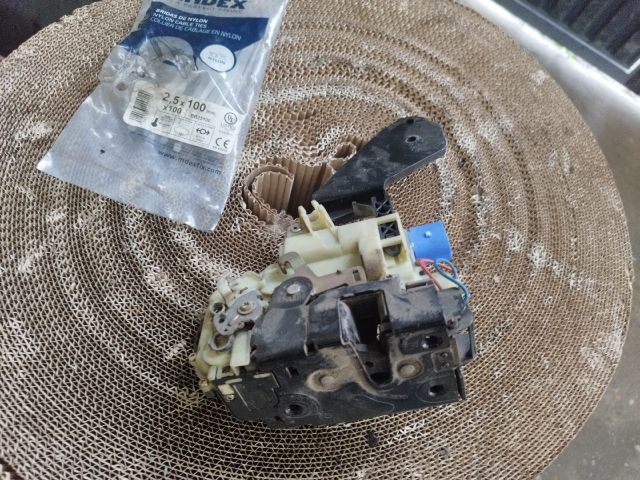 bontott VW PASSAT B5 Bal első Ajtózár