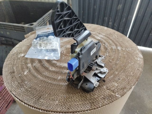 bontott VW PASSAT B5 Bal első Ajtózár