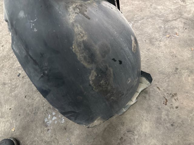 bontott VW PASSAT B5 Bal első Dobbetét (Kerékjárati, Műanyag)