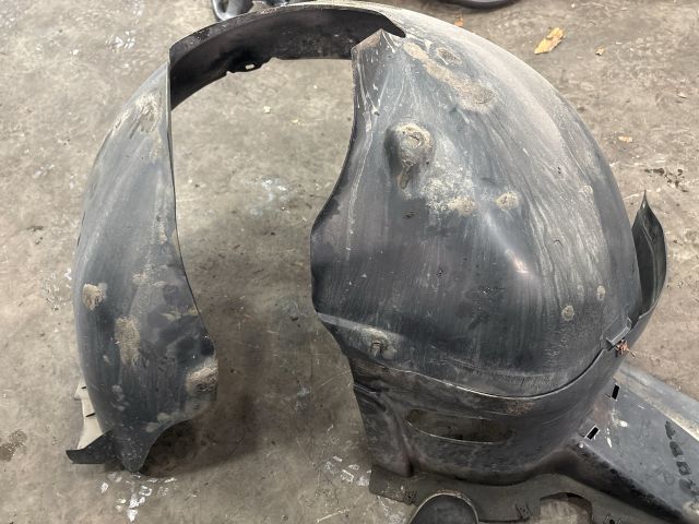 bontott VW PASSAT B5 Bal első Dobbetét (Kerékjárati, Műanyag)